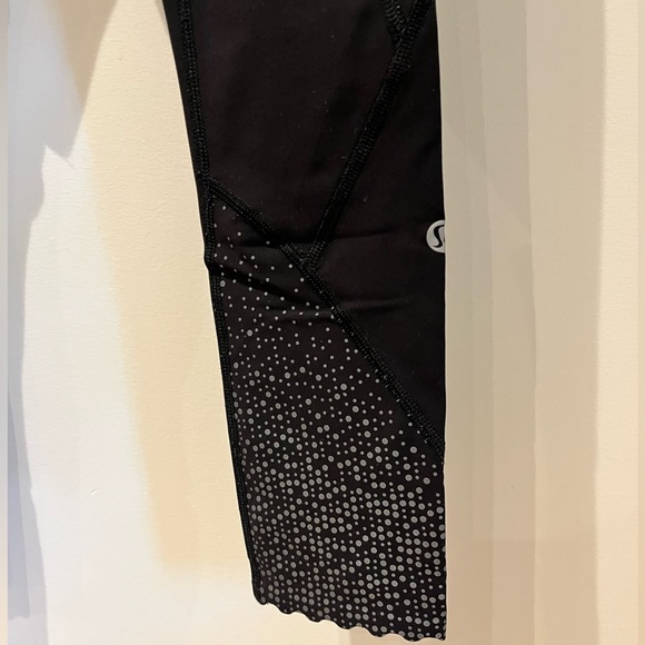 Lululemon reflective scalloped leggings, size 4 - Picture 4 of 9